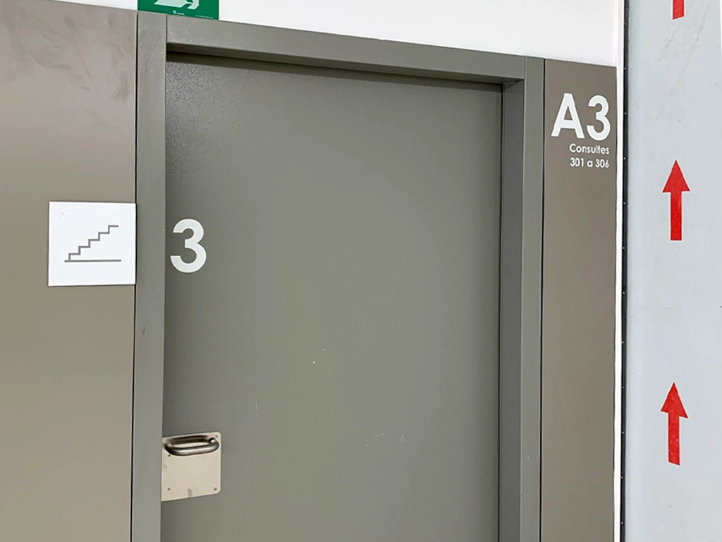 Rotulación y señalización interior informativa Hospital Universitari de Lleida proyecto ESSA PUNT