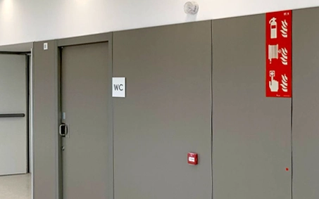 Rètol de sortida d'emergència en entorn hospitalari, visible i conforme a normativa