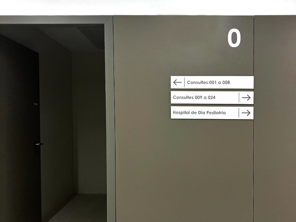 Señalética interior direccional Hospital Universitari de Lleida proyecto ESSA PUNT