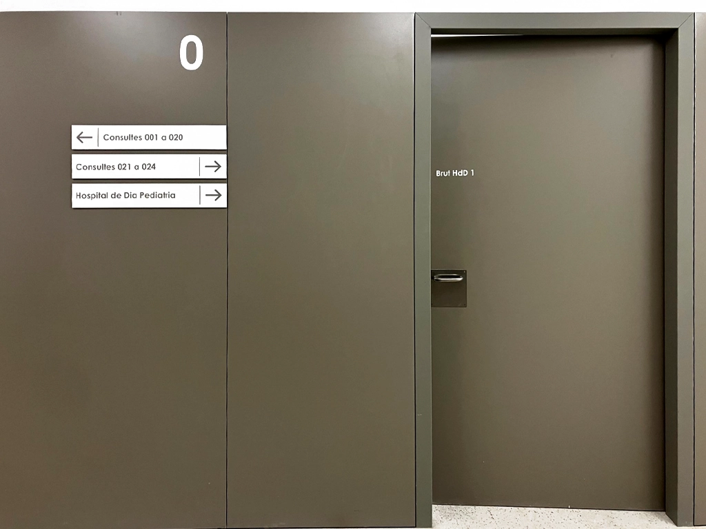 Señalética interior direccional rotulación consultas Hospital Universitari de Lleida proyecto ESSA PUNT