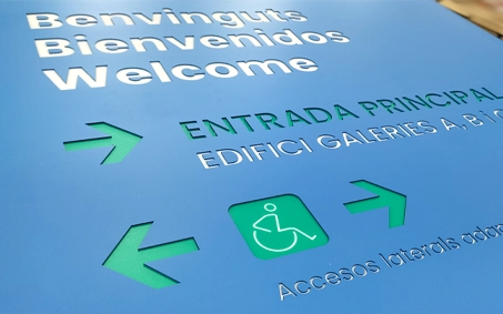Senyalització accessible amb text en alt relleu instal·lada en centre sanitari