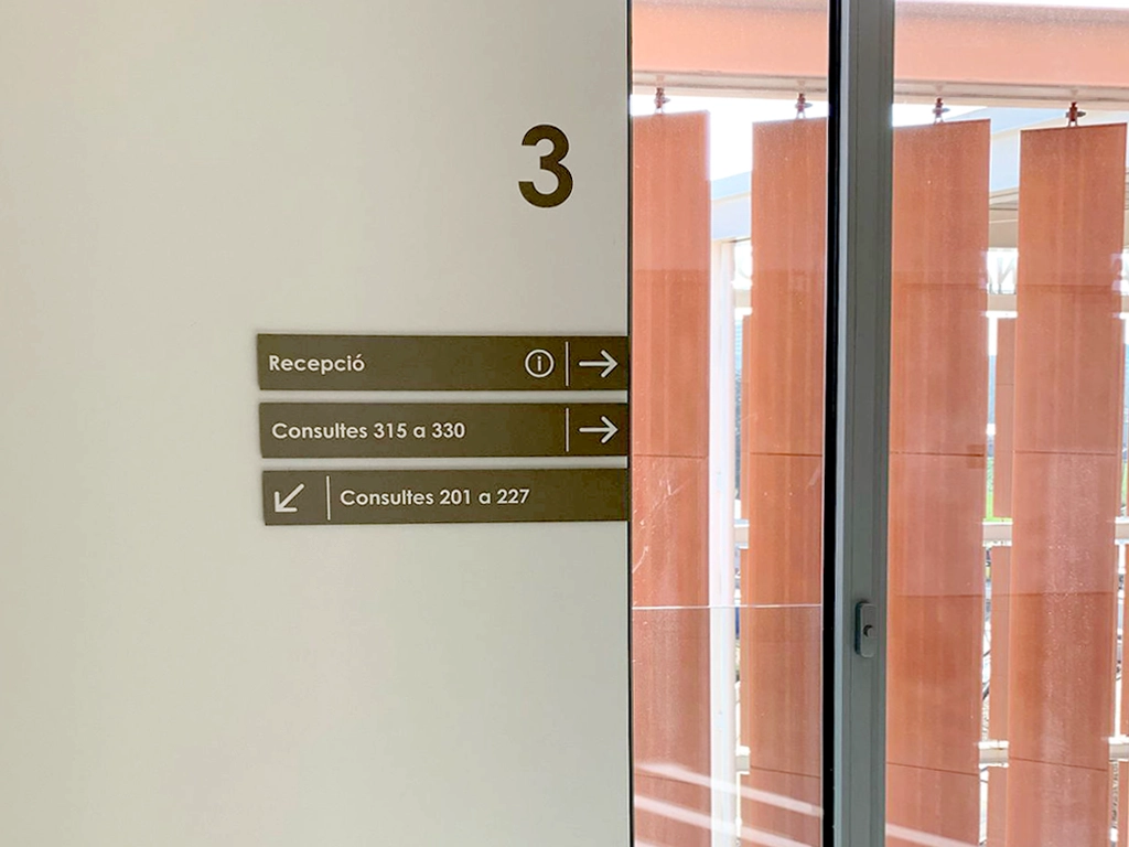 Señalización interior direccional Hospital Universitari de Lleida proyecto ESSA PUNT