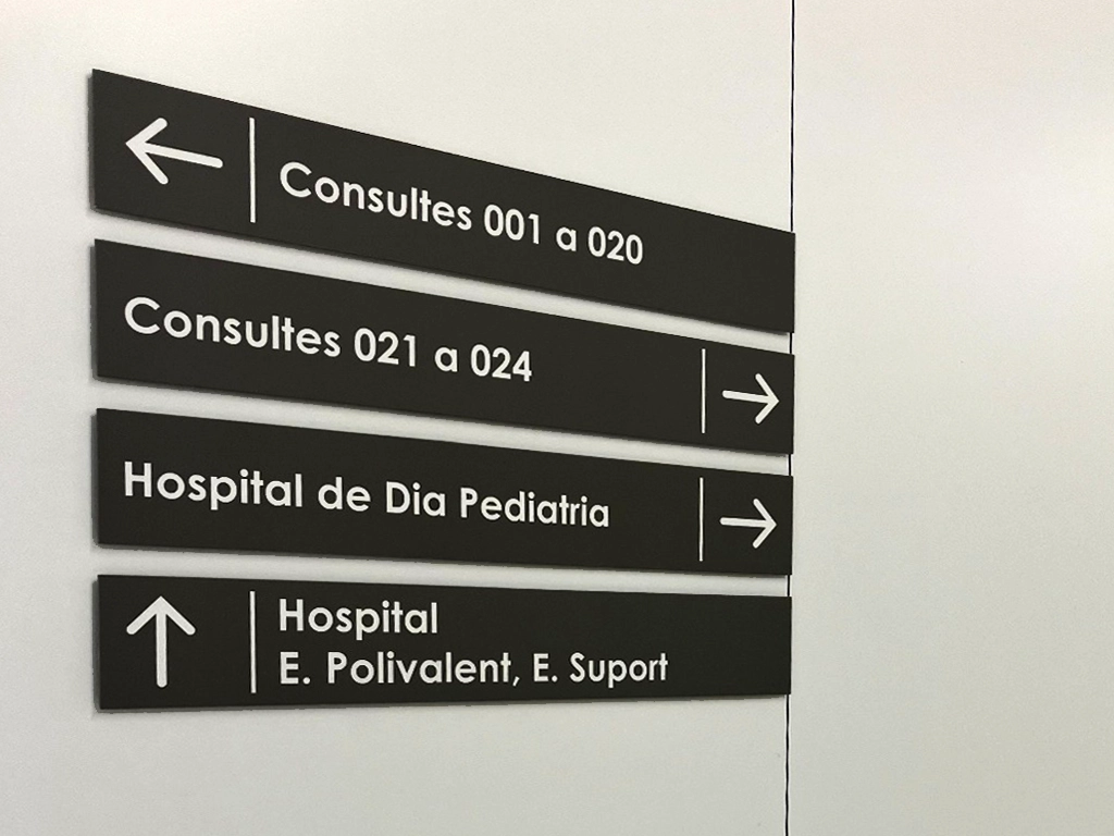 Señalización interior direccional del sistema wayfinding Hospital Universitari de Lleida proyecto ESSA PUNT