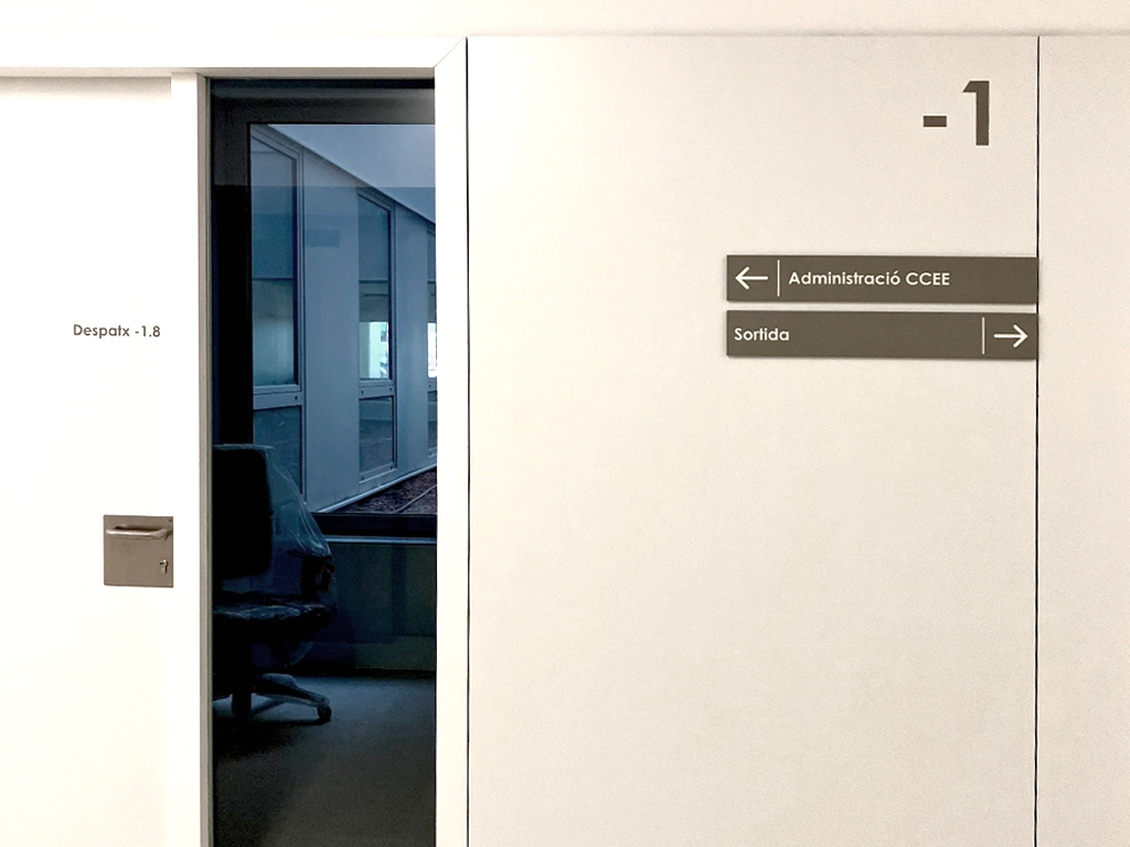 Señalización y rotulación oficinas Hospital Universitari de Lleida proyecto ESSA PUNT