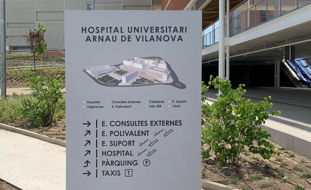 Tòtem informatiu instal·lat en l'exterior de l'Hospital de Lleida