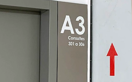 Vinil informatiu instal·lat en passadís hospitalari amb sistema modular