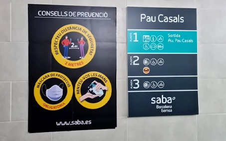 Senyalització vertical en pàrquing amb tòtems, directoris i plaques informatives