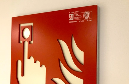 Senyal de sortida d'emergència integrada en exposició