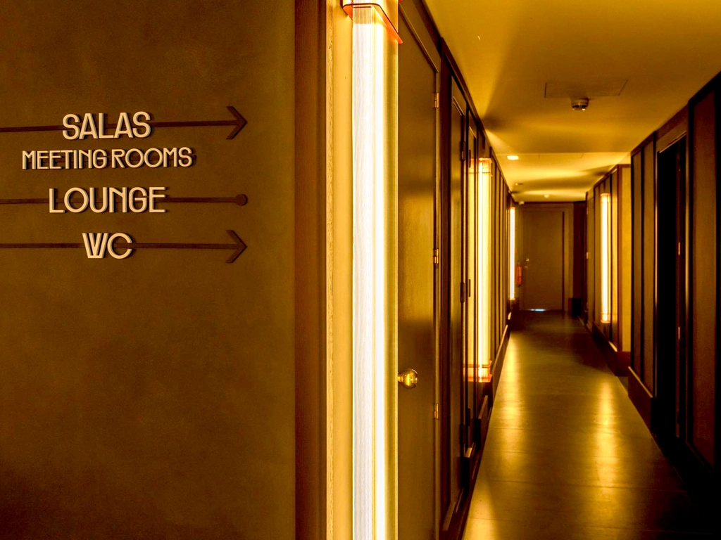 Señalización direccional letras corpóreas pasillo hotel Onix fira en Barcelona