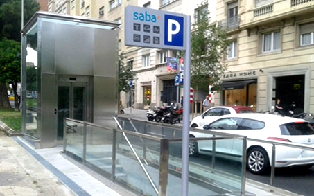 Senyalització vertical en pàrquing amb tòtems, directoris i plaques informatives