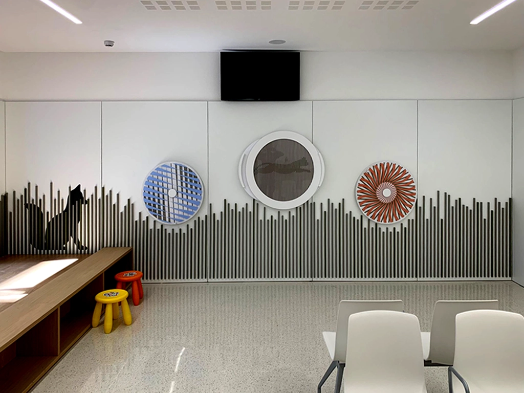 Vinil de guineu i discos interactius de sala pediatria en hospital públic projecte ESSA PUNT