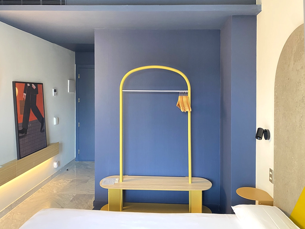 Decoración Ilustración gráfica impresa instalada en una de las habitaciones del Hotel Onix Fira de Barcelona 