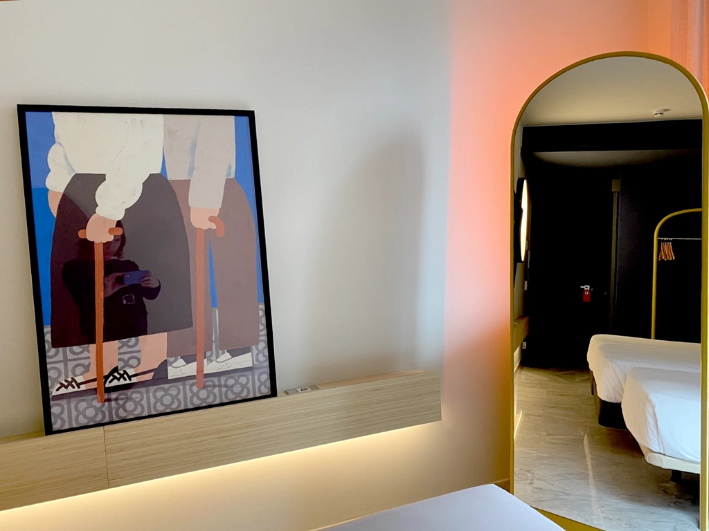 Ilustración moderna gráfica impresión digital decoración habitación rosa del Hotel Onix Fira de Barcelona 
