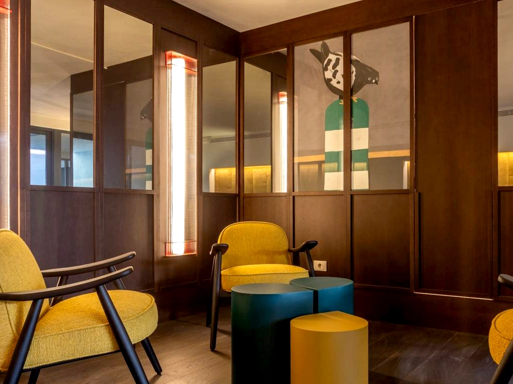 Detalle decoración interior con ilustración impresión gráfica en el Hotel Onix Fira en Barcelona