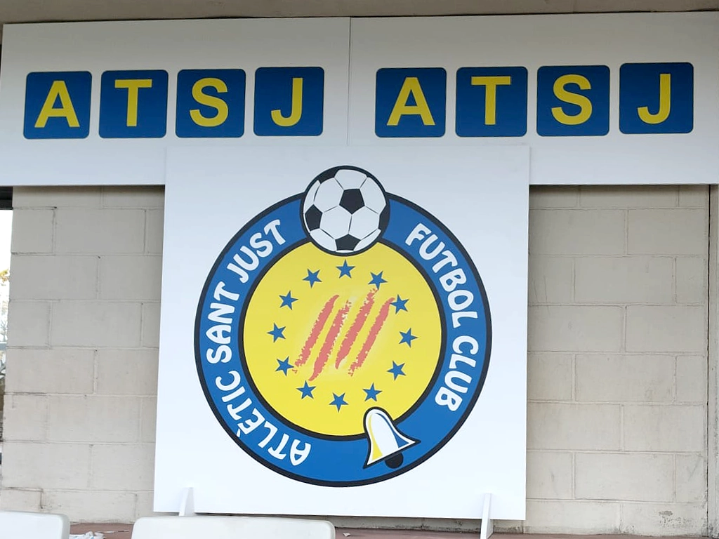 Escudo Altètic Sant Just instalado esponsorizado por ESSA PUNT