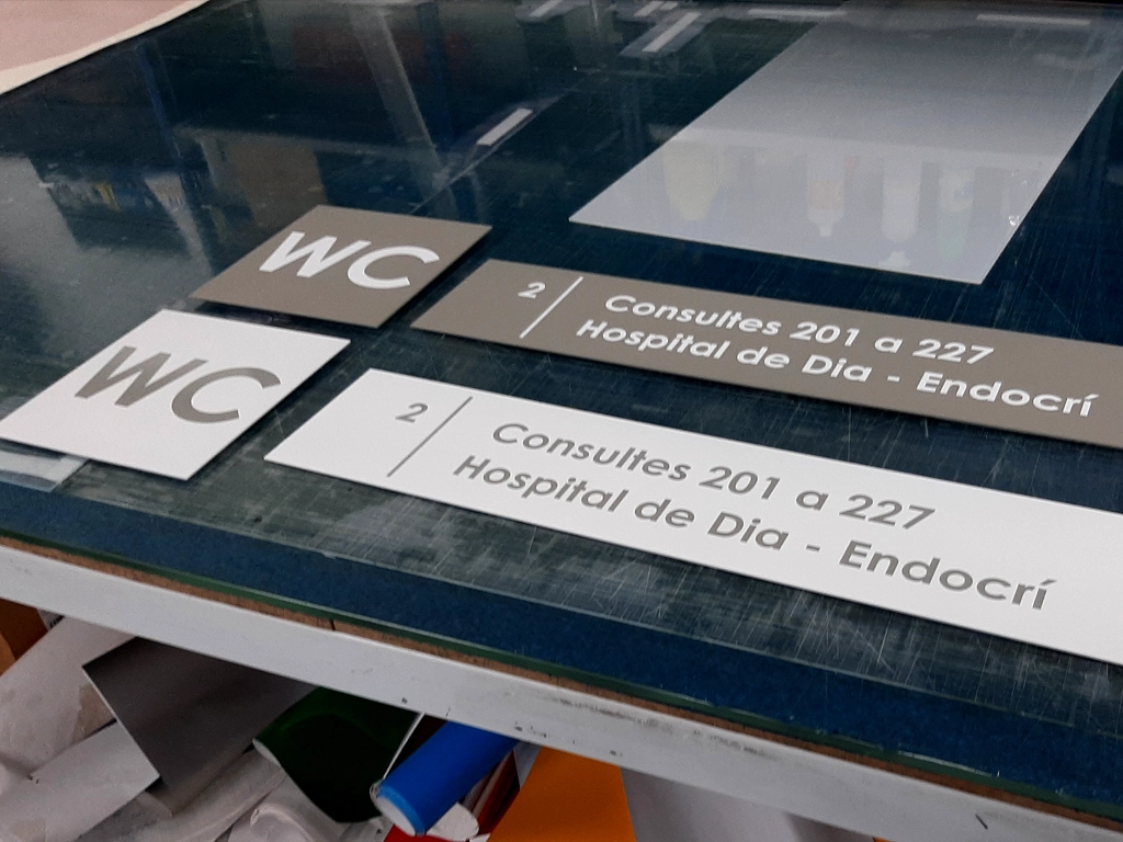 Mostres retolació consultoris i lavabos (WC) de la Sala de Pediatria de l'Hospital Arnau