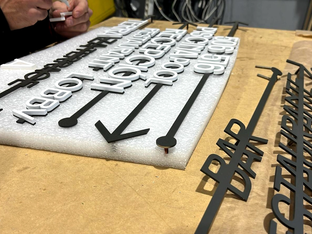 Señalética interior marcada y preparada para embalar en la fábrica de ESSA PUNT