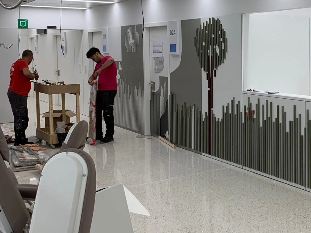 Procés de muntatge operaris ESSA PUNT a la Sala de Pediatria de l'Hospital Arnau
