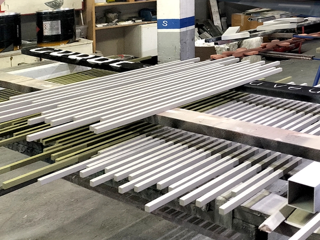 Procés d'assecat dels llistons de fusta en l'àrea de pintura de ESSA PUNT