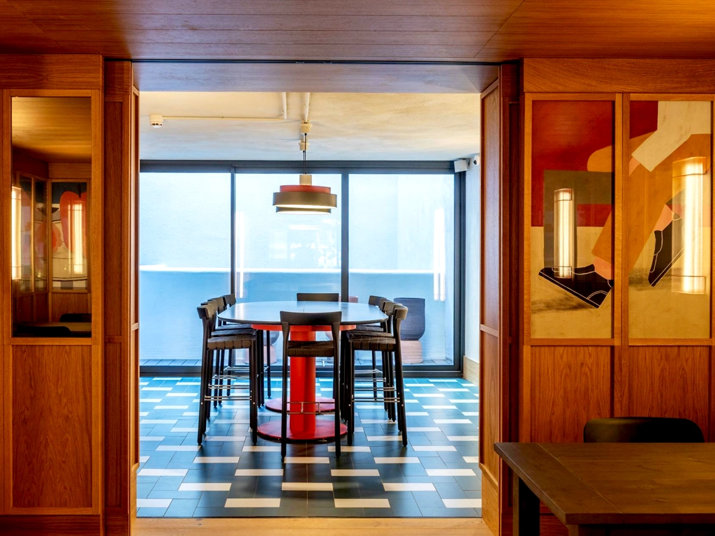 Vista decoración interior zona comedor con ilustración impresión gráfica en el Hotel Onix Fira en Barcelona