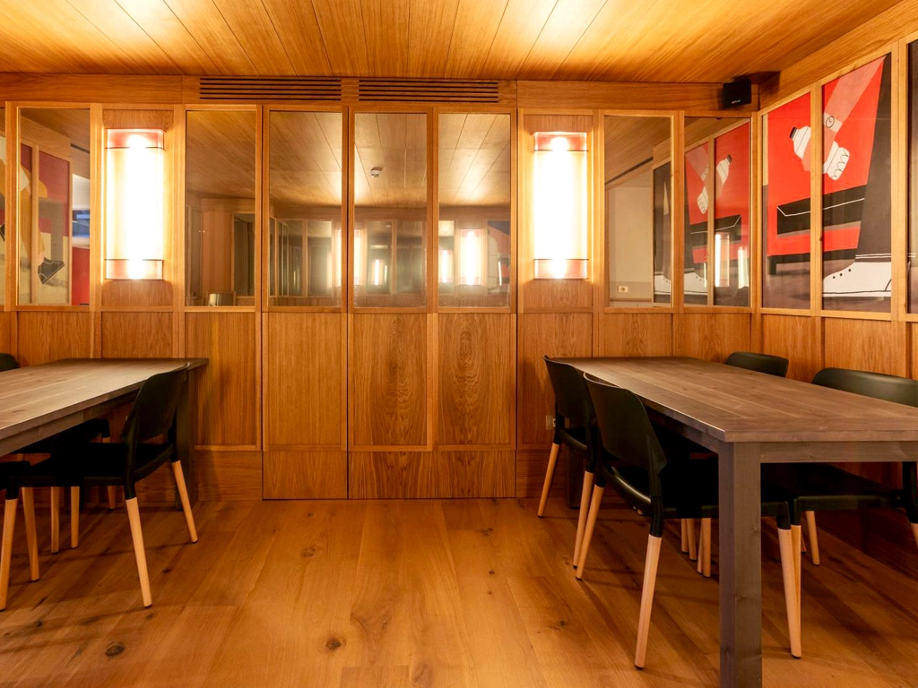 Vista decoración interior zona comedor reservado con ilustración impresión gráfica en el Hotel Onix Fira en Barcelona