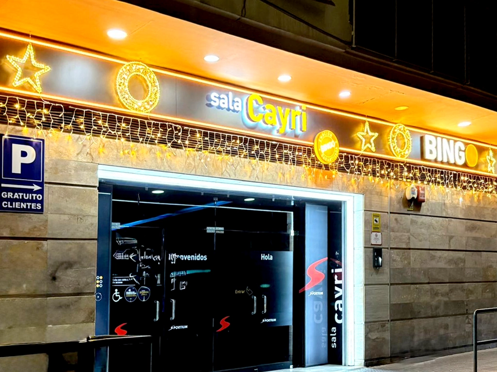 Decoración exterior navideña CIRSA en sala Cayri con iluminación exterior y adornos LED instalados por ESSA PUNT