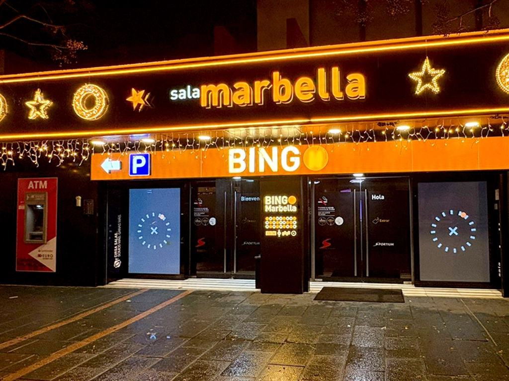 Decoración exterior navideña CIRSA en sala Marbella con iluminación exterior y adornos LED instalados por ESSA PUNT
