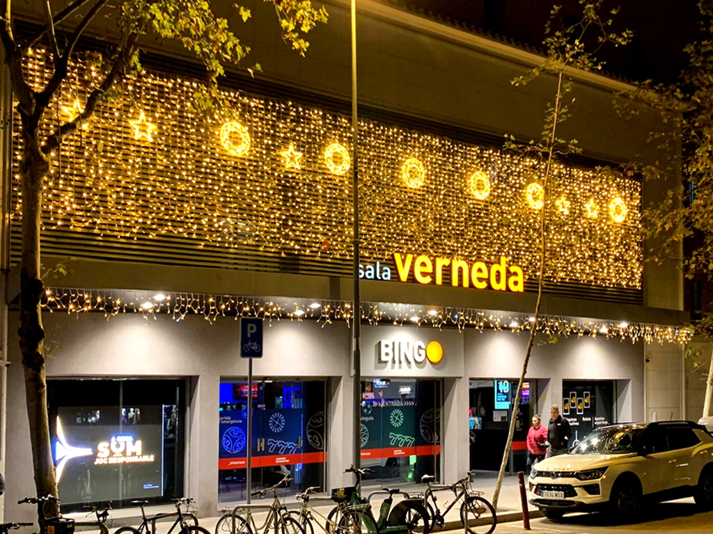 Decoración exterior navideña CIRSA en sala Verneda con iluminación exterior y adornos LED instalados por ESSA PUNT