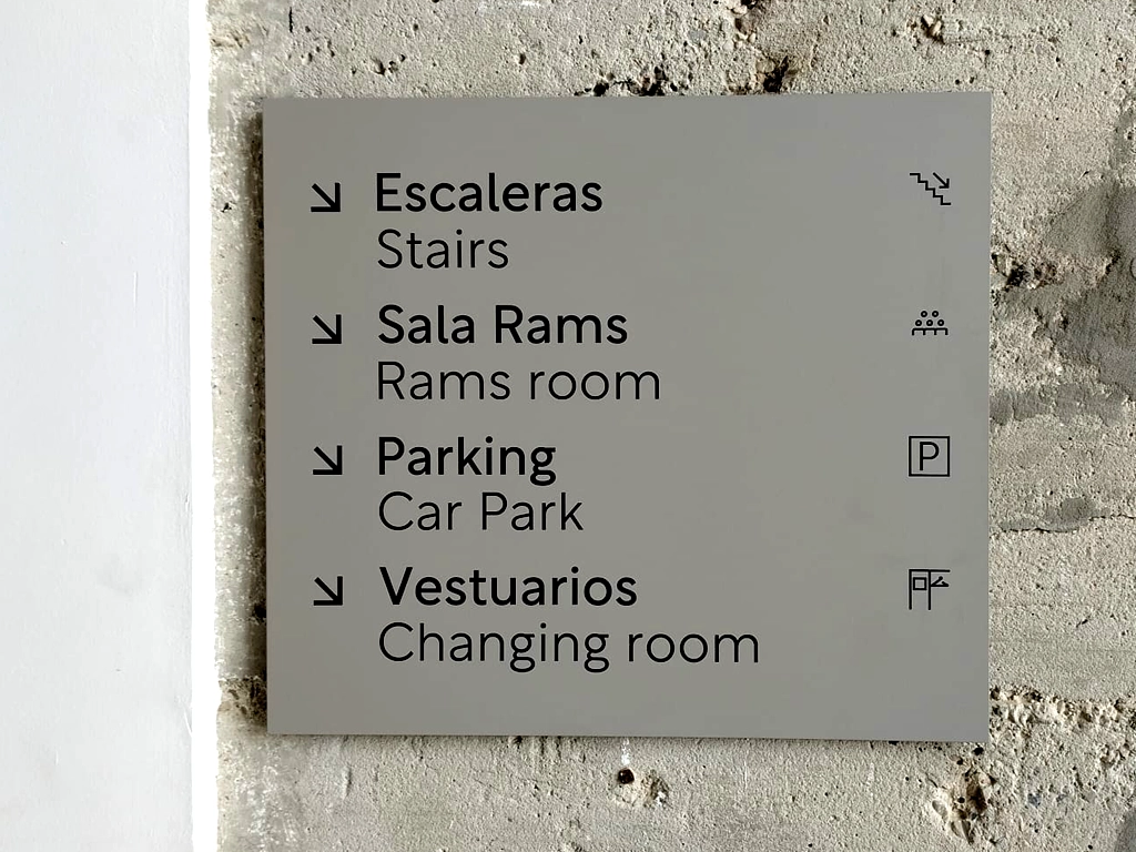 Plaques d'identificació en l'accés de les escales del Campus Esplugues proyecto ESSA PUNT