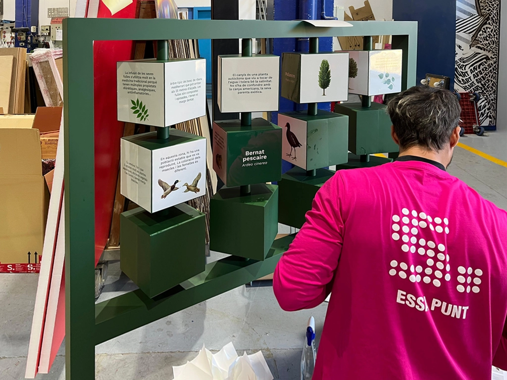 Operari en el procés aplicació vinil en el joc interactiu del Parc Fluvial Riu Anoia projecte ESSA PUNT