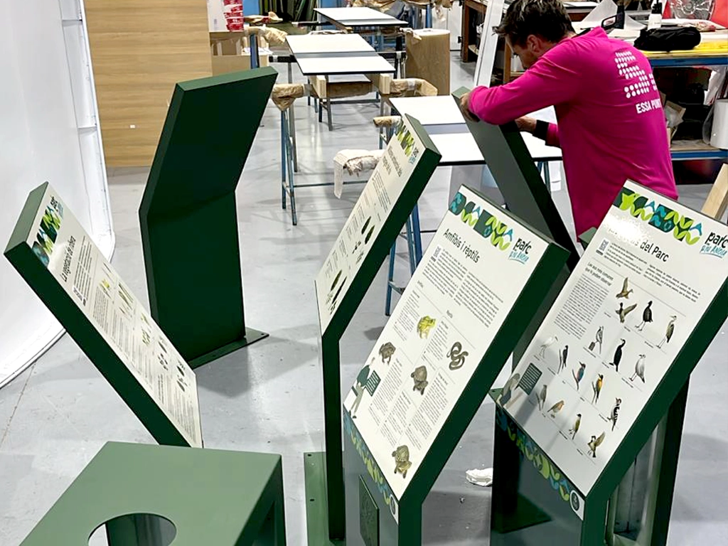 Procés d'aplicació dels vinils en els tòtems del Parc Fluvial Riu Anoia projecte ESSA PUNT