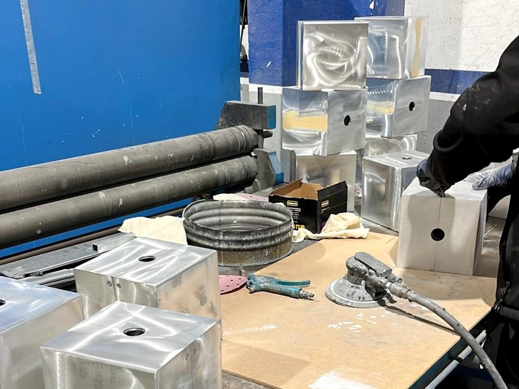 Procés de fabricació polit dels cubs del joc interactiu del Parc Fluvial Riu Anoia projecte ESSA PUNT