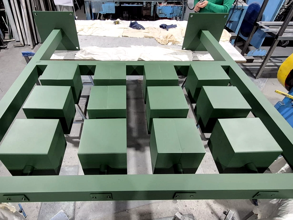 Procés de fabricació, muntatge dels cubs a l'estructura del joc interactiu del Parc Fluvial Riu Anoia projecte ESSA PUNT