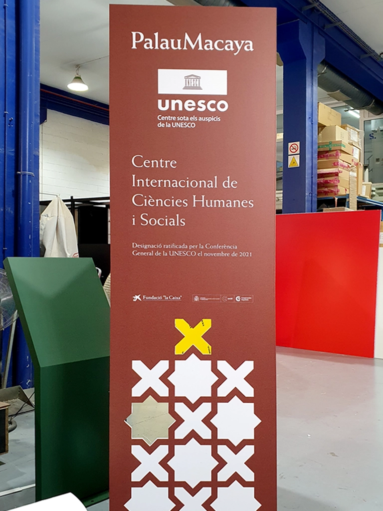 Prototip tòtem de senyalística institucional Palau Macaya (UNESCO), fabricat per ESSA PUNT, Barcelona.