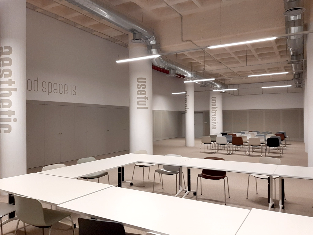 Resultat de la retolació pintada en les columnes del Campus Esplugues proyecto ESSA PUNT