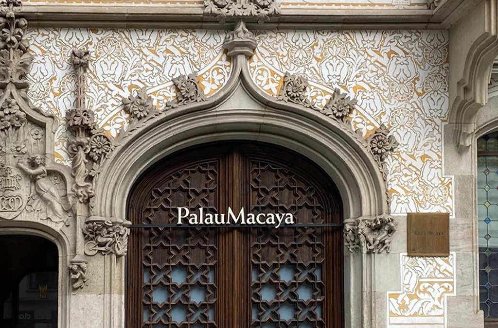 Señalética institucional en Palau Macaya – Fundación Bancaria la Caixa