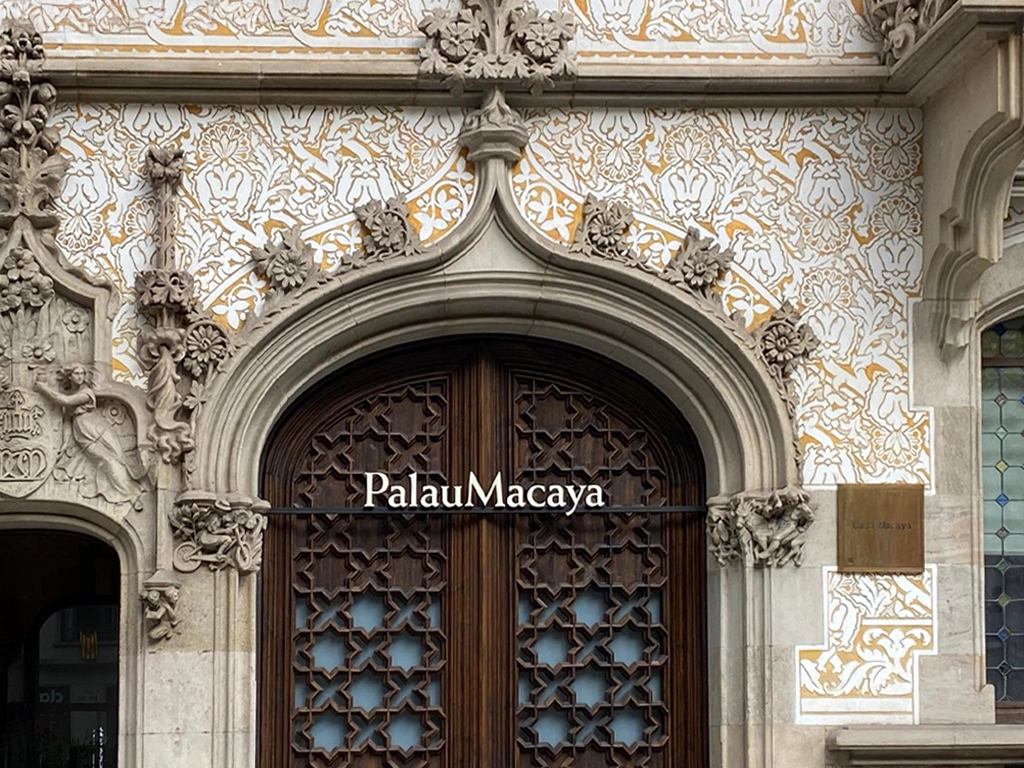 Rètol institucional façana del Palau Macaya (UNESCO), fabricat i instal·lat per ESSA PUNT, Barcelona.