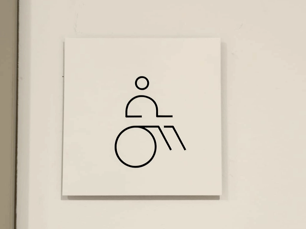 Placa senyalització banys wc accessibles del Campus Esplugues proyecto ESSA PUNT