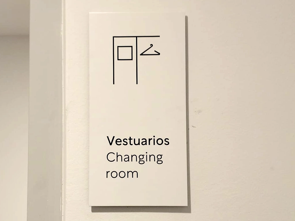 Placa senyalització vestuaris del Campus Esplugues proyecto ESSA PUNT
