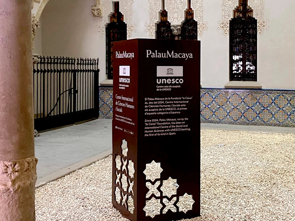 Vesteixi tòtem de senyalística institucional instal·lat a Palau Macaya (UNESCO), instal·lat per ESSA PUNT, Barcelona.