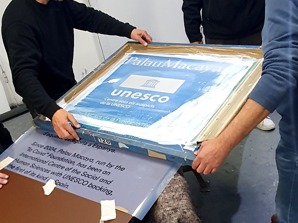 Processo retolació per serigrafia pantalla del tòtem institucional Palau Macaya UNESCO Barcelona ESSA PUNT