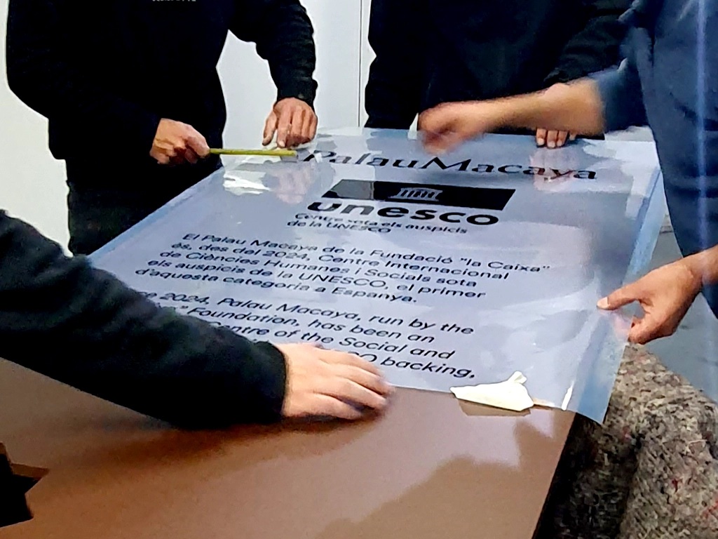 Processo retolació per serigrafia plantilla del tòtem institucional façana Palau Macaya UNESCO Barcelona ESSA PUNT