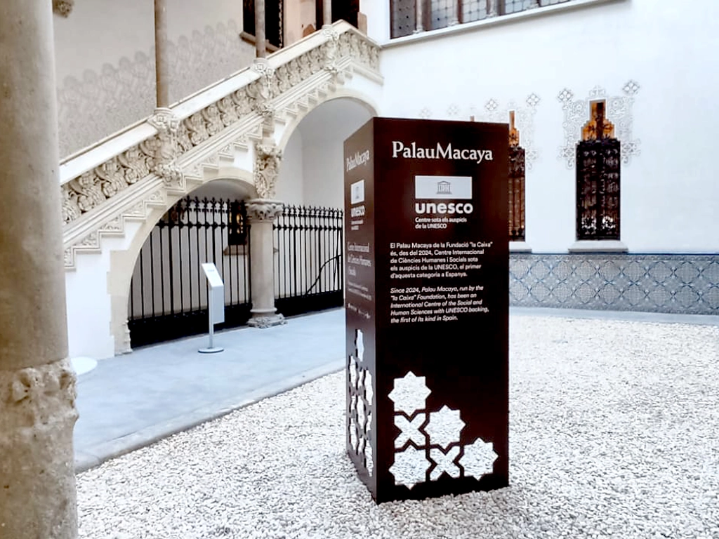 Tòtem amb informació històrica instal·lat a Palau Macaya (UNESCO), instal·lat per ESSA PUNT, Barcelona.