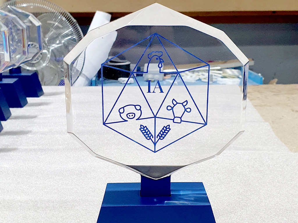 Trofeo Prisma 3D para Lab AgroIA, fabricado a medida y personalizado para CEGECO SLU.