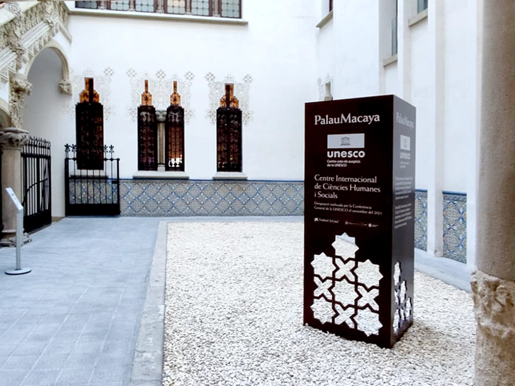 Tòtem amb informació institucional instal·lat a Palau Macaya (UNESCO), instal·lat per ESSA PUNT, Barcelona.