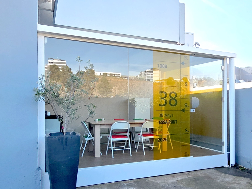 Exterior del nuevo comedor para trabajadores de ESSA PUNT con cerramiento de vidrio y vinilo gráfico corporativo