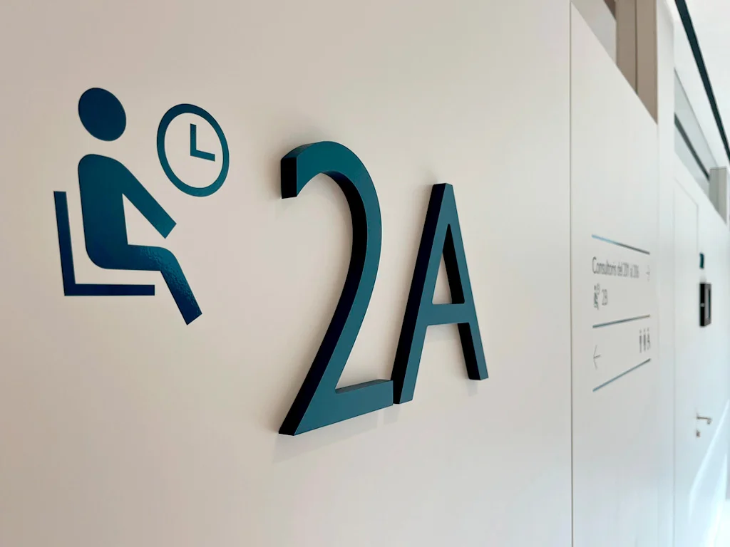 Numeració d’àrea i senyalètica interior a Clínica Diagonal Barcelona projecte ESSA PUNT