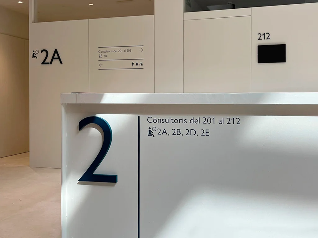 Retolació i senyalització interior de mostrador a Clínica Diagonal projecte ESSA PUNT