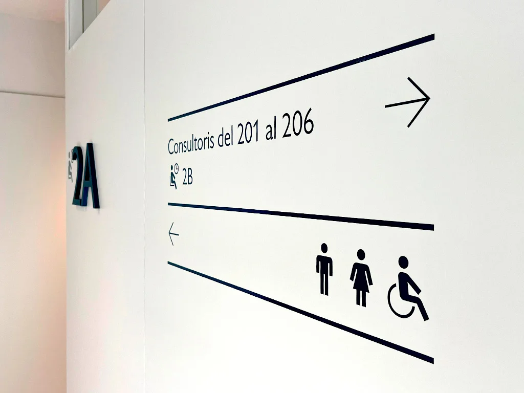 Senyalització direccional i lavabos de les consultes a Clínica Diagonal projecte ESSA PUNT