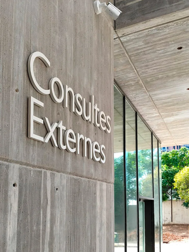Señalización exterior de Clínica Diagonal en Barcelona con letras corpóreas en fachada